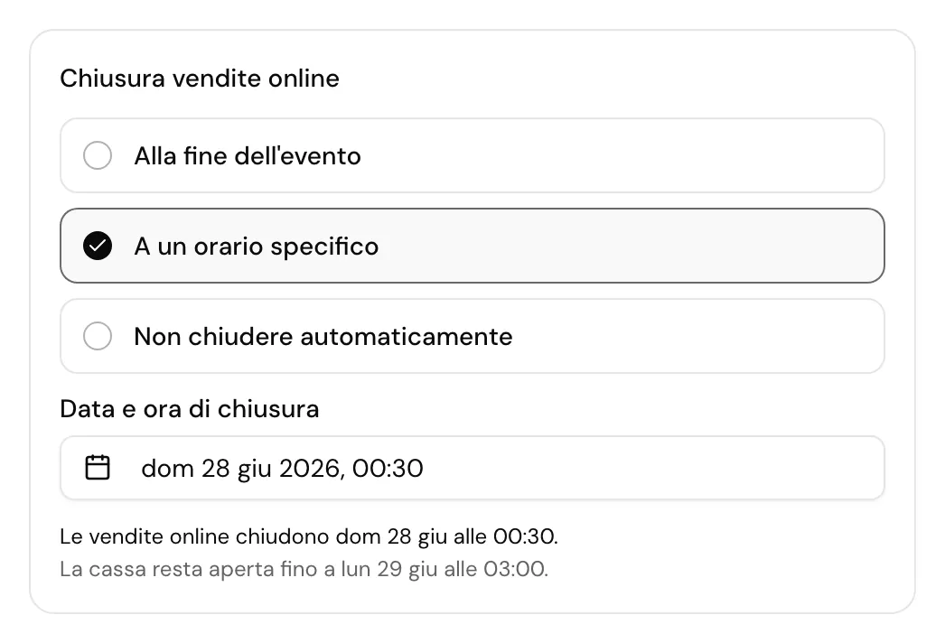 Chiusura vendite online con le tre scelte Alla fine dell'evento, A un orario specifico (scelta) e Non chiudere automaticamente, Data e ora di chiusura dom 28 giu 2026, 00:30, e sotto Le vendite online chiudono dom 28 giu alle 00:30. La cassa resta aperta fino a lun 29 giu alle 03:00.